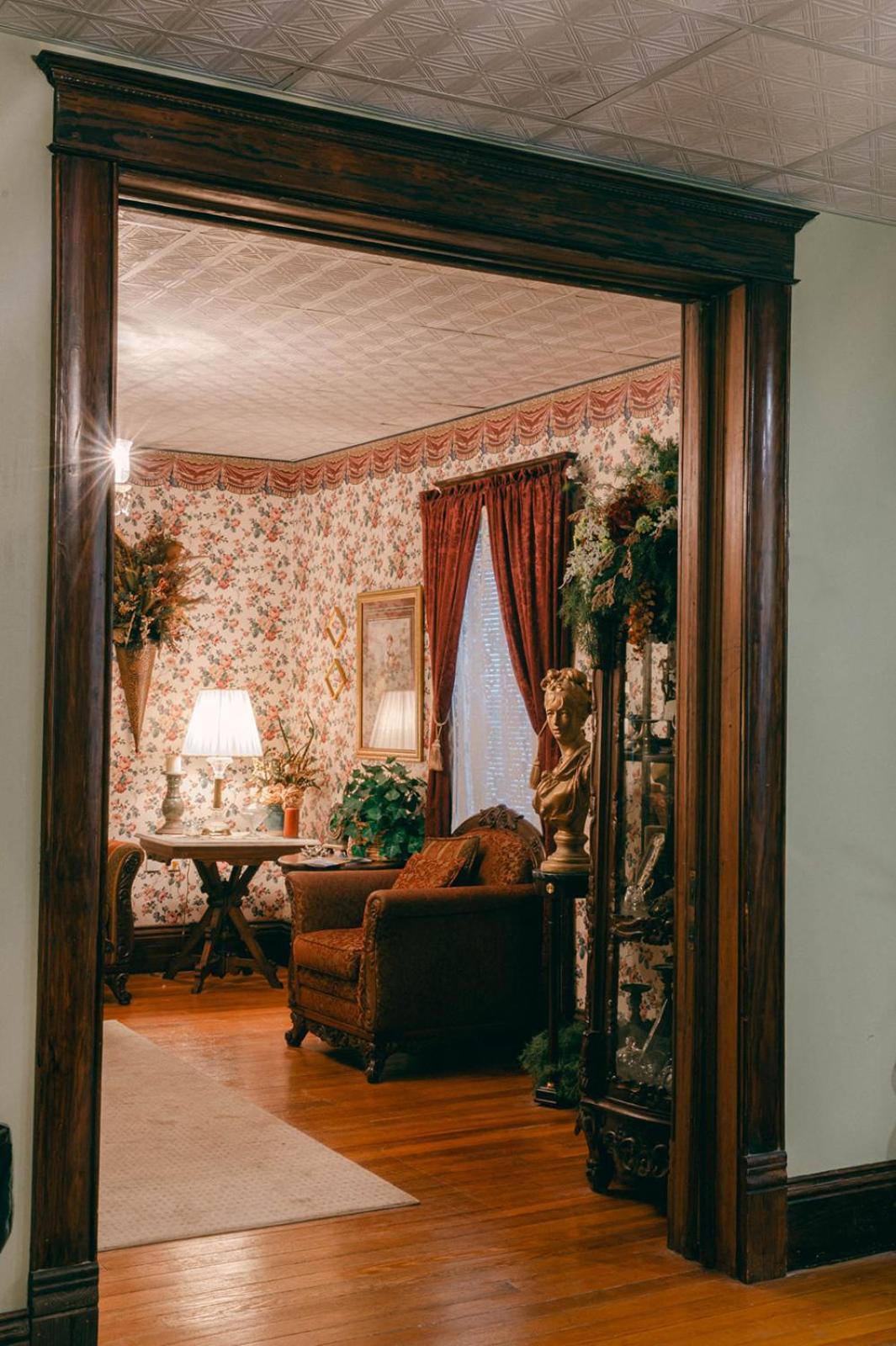 The Wolf Manor Acomodação com café da manhã Ellinwood Exterior foto