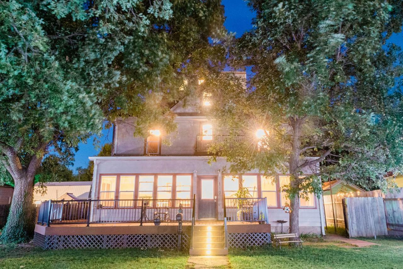The Wolf Manor Acomodação com café da manhã Ellinwood Exterior foto